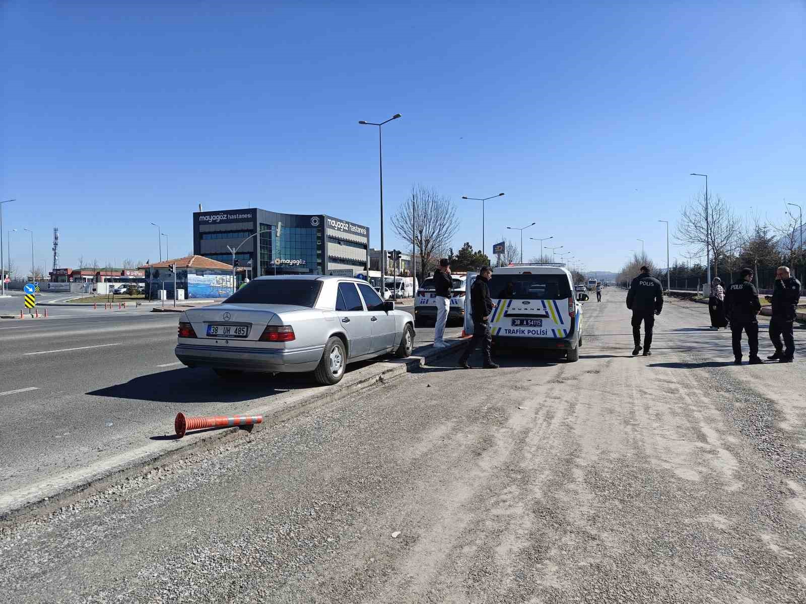 otomobilin carptigi 15 yasindaki cocuk agir yaralandi 3 azq1vfY9