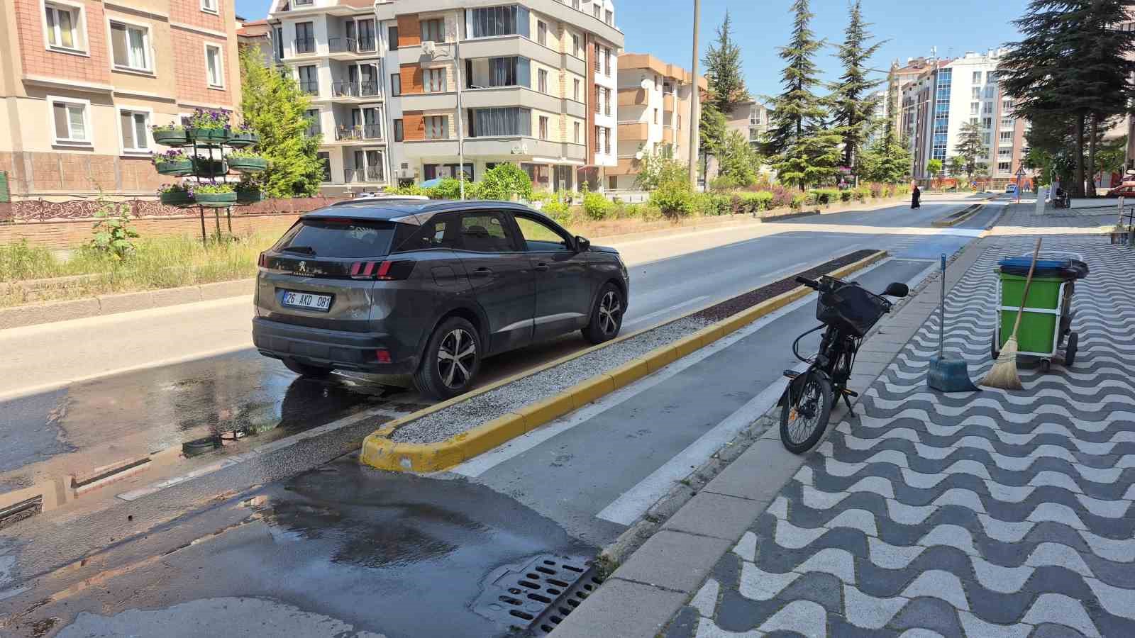 otomobilin carptigi 84 yasindaki elektrikli bisiklet surucusu agir yaralandi 1