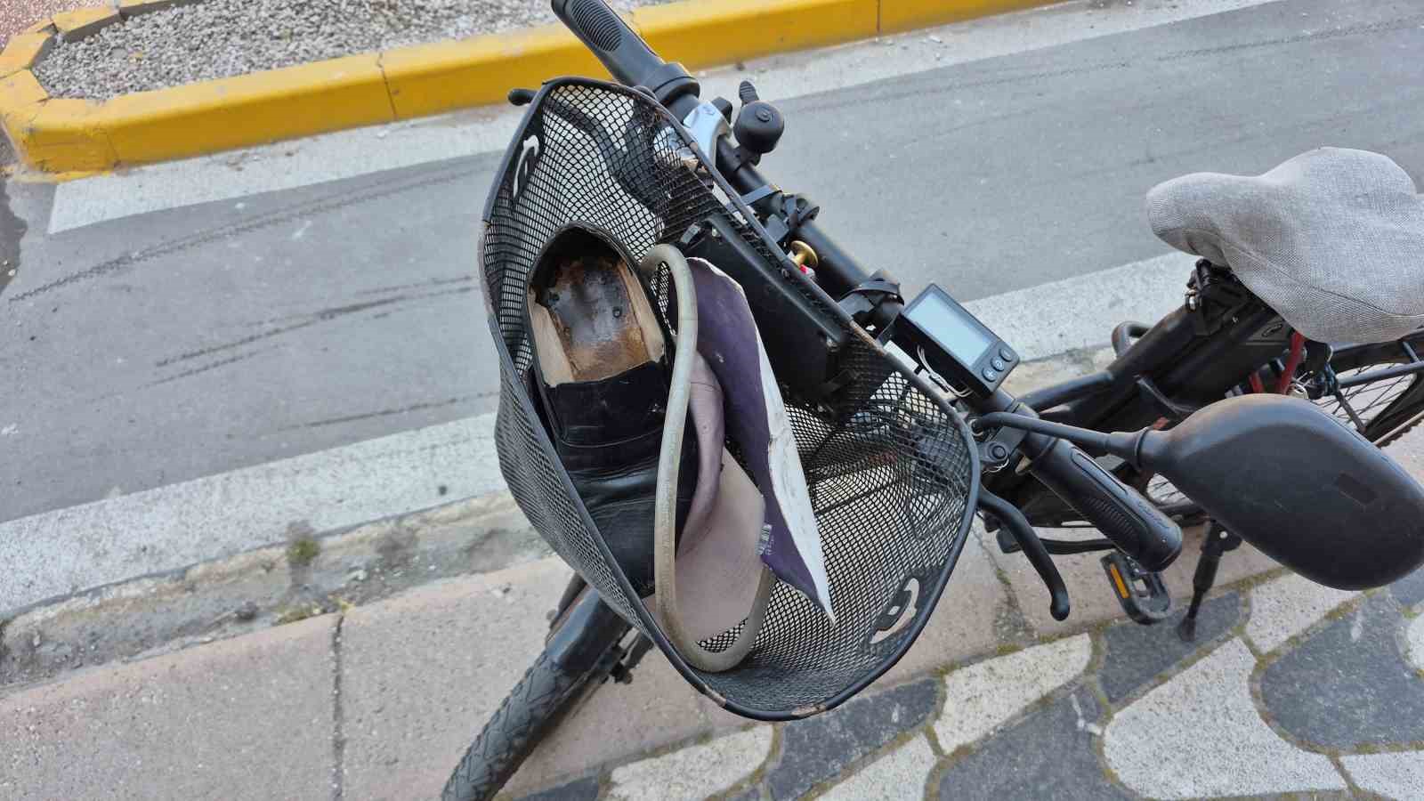 otomobilin carptigi 84 yasindaki elektrikli bisiklet surucusu agir yaralandi 2 HNkSkgNT