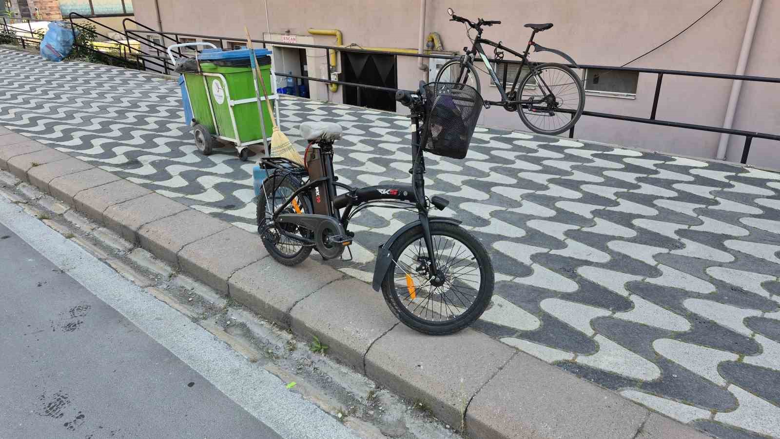 otomobilin carptigi 84 yasindaki elektrikli bisiklet surucusu agir yaralandi 4 BB7nu5ZP