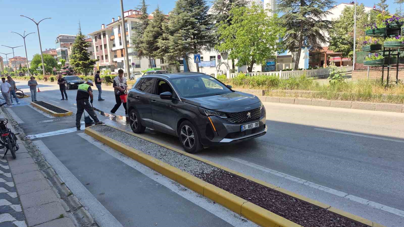 otomobilin carptigi 84 yasindaki elektrikli bisiklet surucusu agir yaralandi 5 OmRYHCaJ