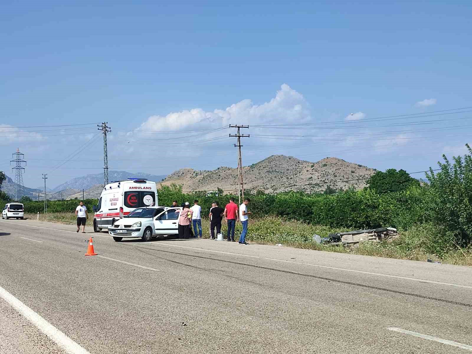 Otomobilin çarptığı araç bahçeye devrildi: 4 yaralı 4 otomobilin carptigi arac bahceye devrildi 4 yarali 0 IVuitH1H