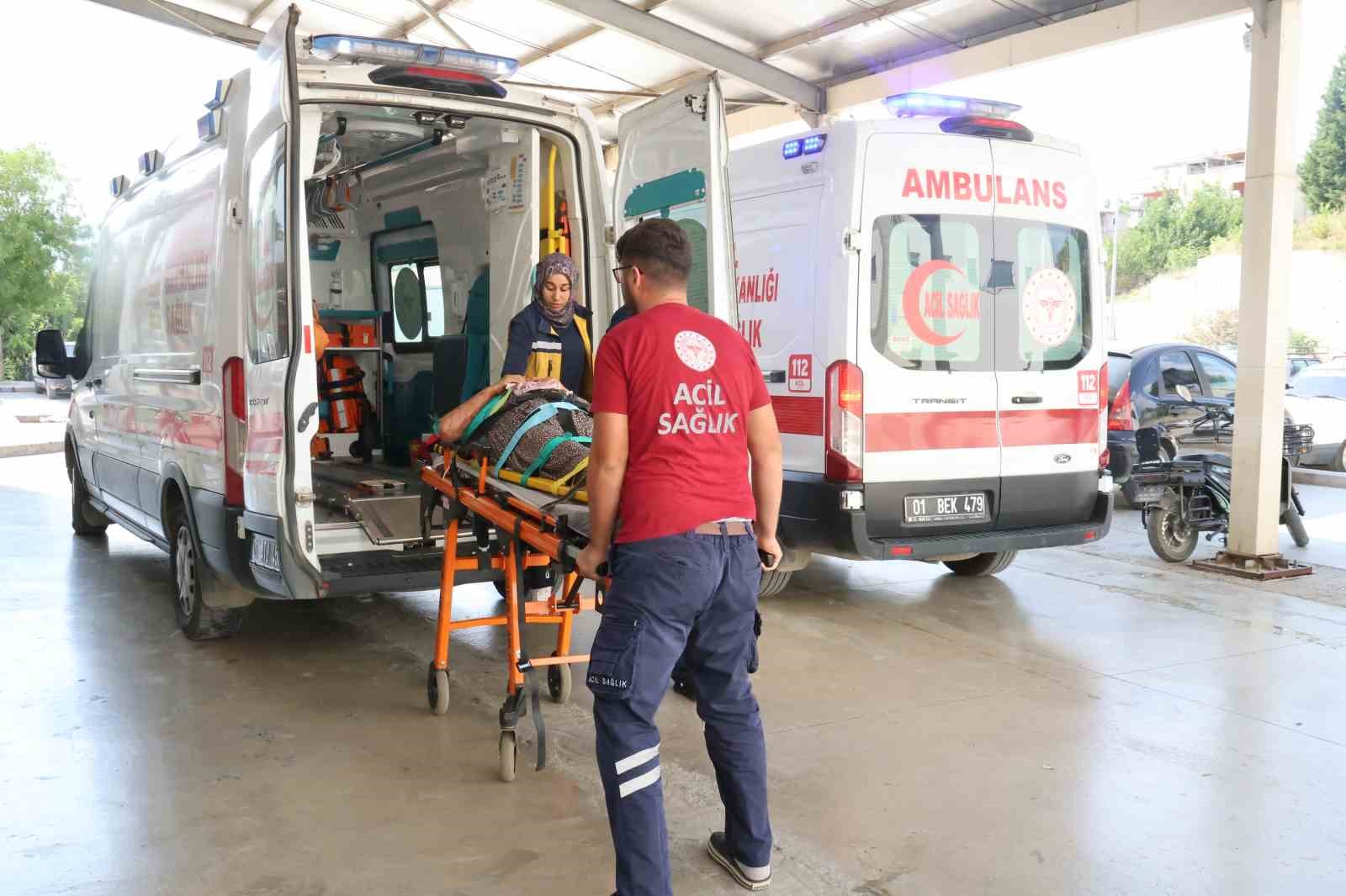 Otomobilin çarptığı araç bahçeye devrildi: 4 yaralı 5 otomobilin carptigi arac bahceye devrildi 4 yarali 1 rdaqGZGk