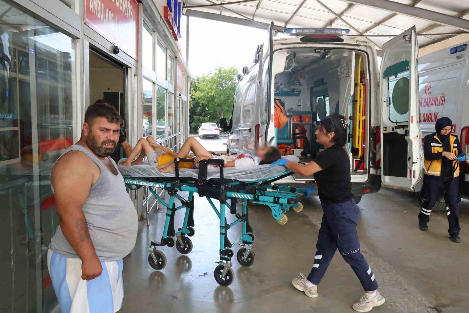 Otomobilin çarptığı araç bahçeye devrildi: 4 yaralı 6 otomobilin carptigi arac bahceye devrildi 4 yarali 2 Cgw72n3w