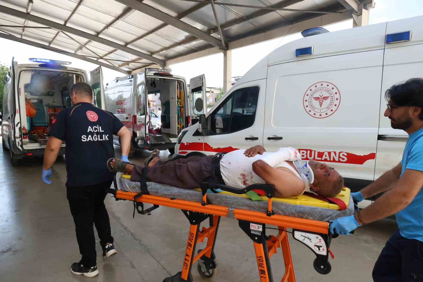 Otomobilin çarptığı araç bahçeye devrildi: 4 yaralı 7 otomobilin carptigi arac bahceye devrildi 4 yarali 3