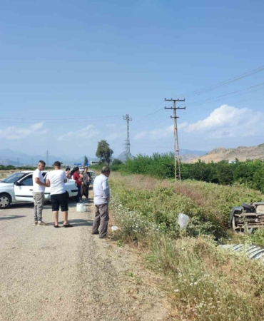otomobilin-carptigi-arac-bahceye-devrildi-4-yarali-Ew49NZOz.jpg