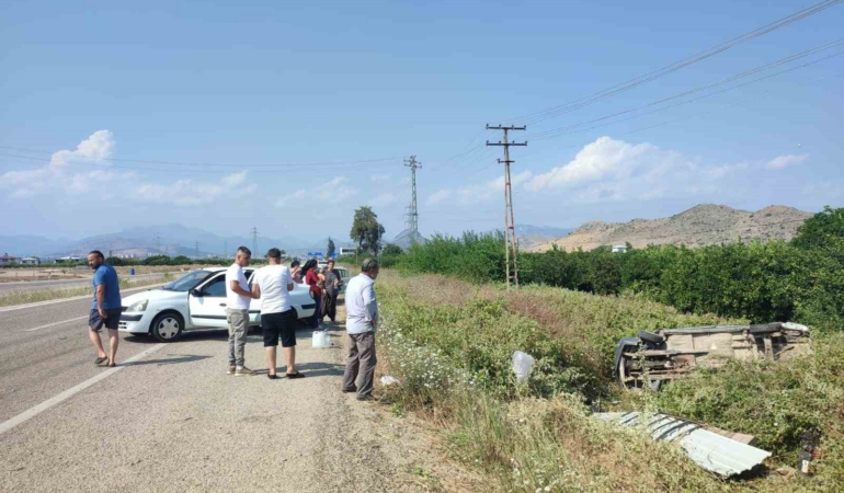 otomobilin-carptigi-arac-bahceye-devrildi-4-yarali-Ew49NZOz.jpg