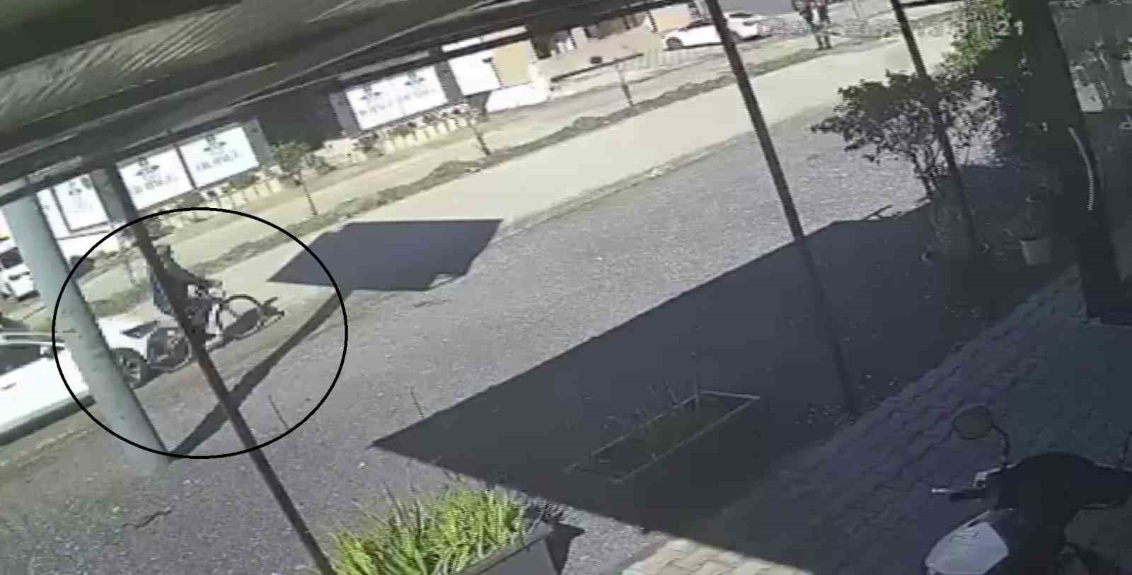 otomobilin carptigi bisikletli adam oldu o anlar kamerada 0 KgFQNMkI