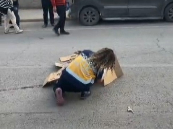 otomobilin-carptigi-cocuk-hayatini-kaybetti-OLKazaWd.jpg