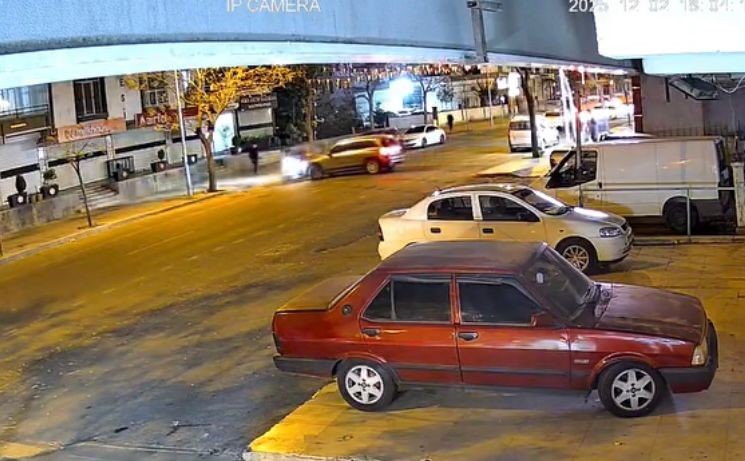 otomobilin carptigi motokurye yaralandi kaza ani kamerada 0 twcWYw5J