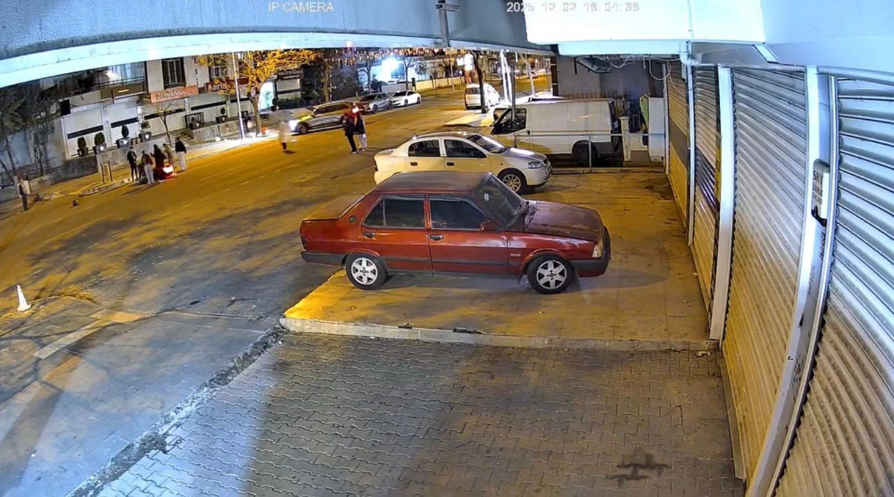 otomobilin carptigi motokurye yaralandi kaza ani kamerada 2