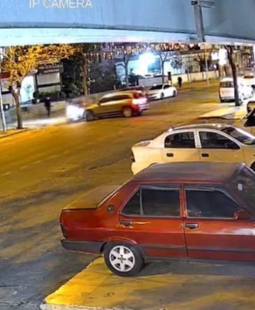 otomobilin-carptigi-motokurye-yaralandi-kaza-ani-kamerada-RRJpncdR.jpg