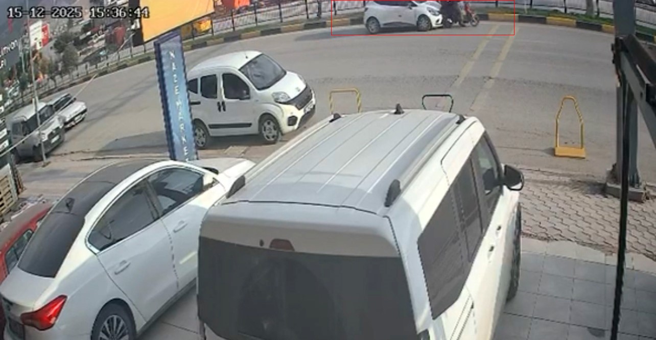 otomobilin carptigi motosikletteki 2 kisi yaralandi 2 NEuNduTE
