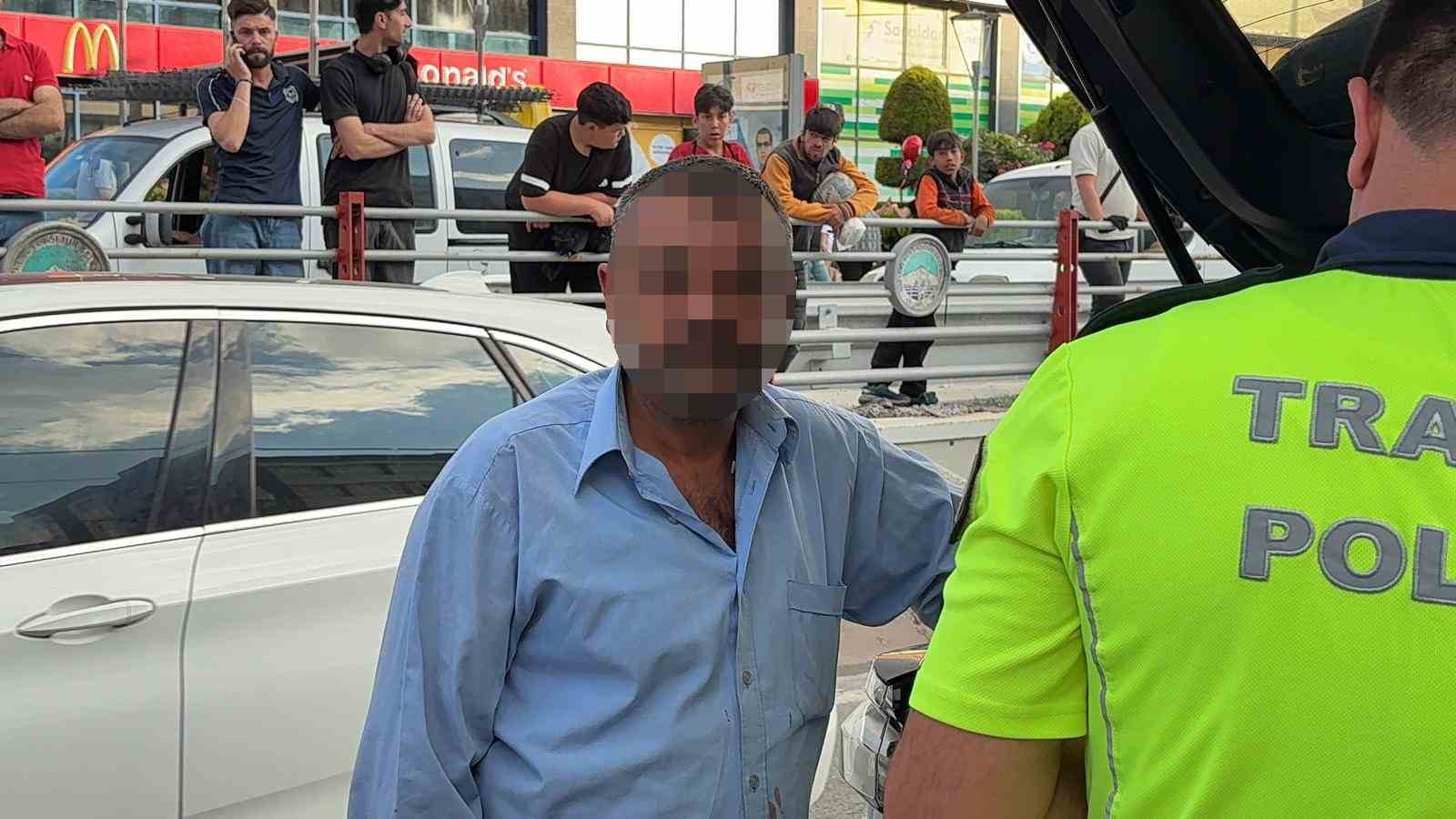 otomobilin carptigi refujden kopan taslar tramvaydan iceri girdi 4 yolcu yarali 0