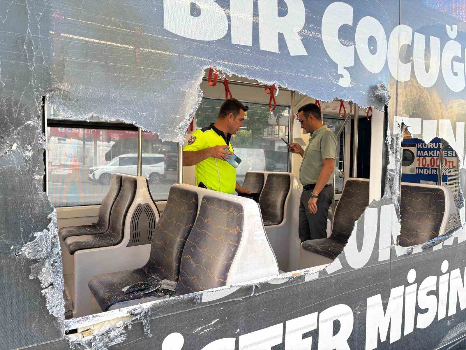 otomobilin carptigi refujden kopan taslar tramvaydan iceri girdi 4 yolcu yarali 1 laHSEMpn