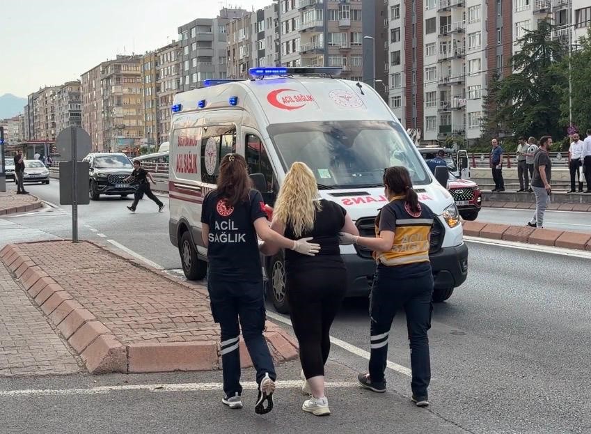 otomobilin carptigi refujden kopan taslar tramvaydan iceri girdi 4 yolcu yarali 2 kX6nEZSP