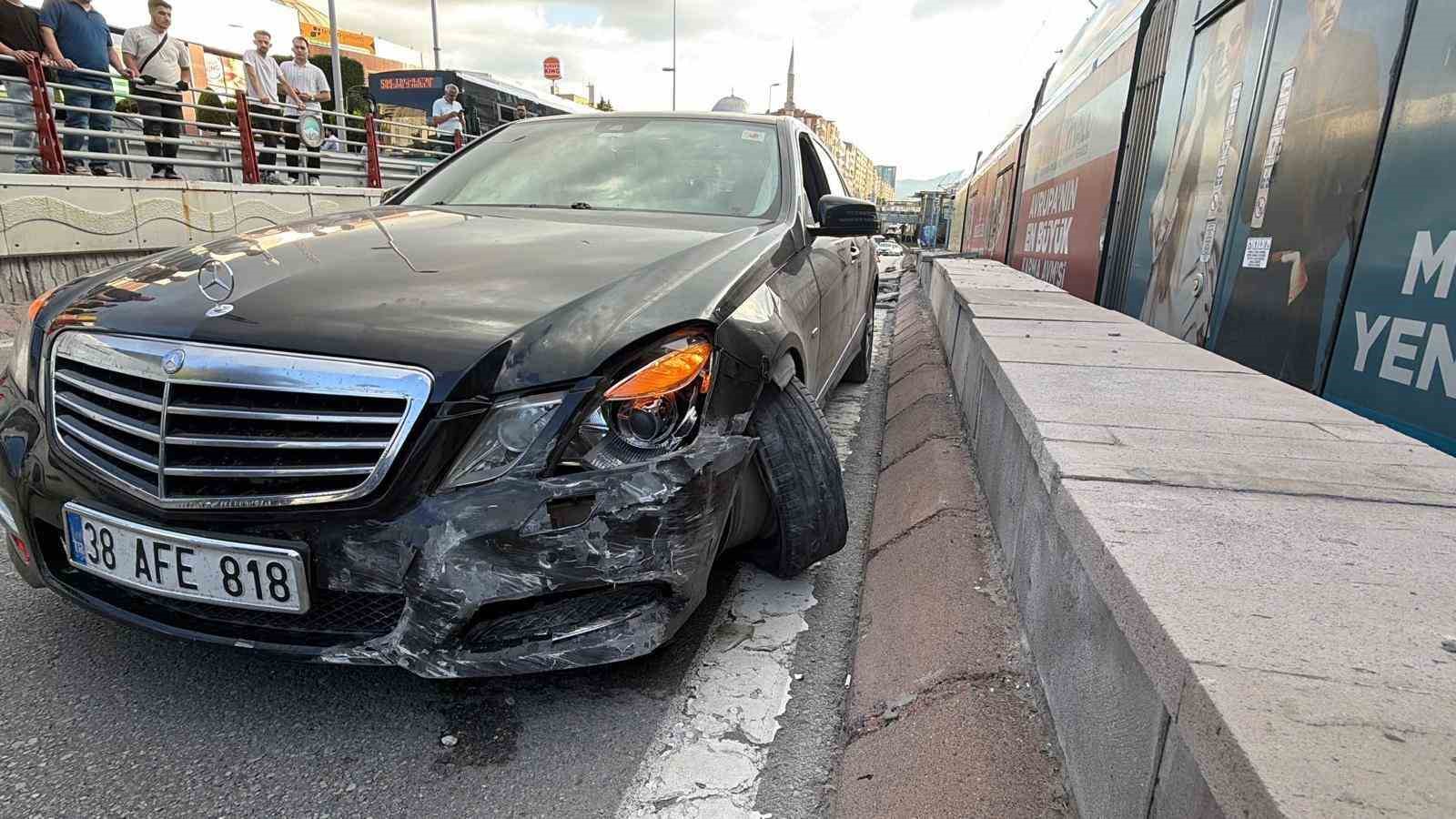 otomobilin carptigi refujden kopan taslar tramvaydan iceri girdi 4 yolcu yarali 3 jfCFLZNm