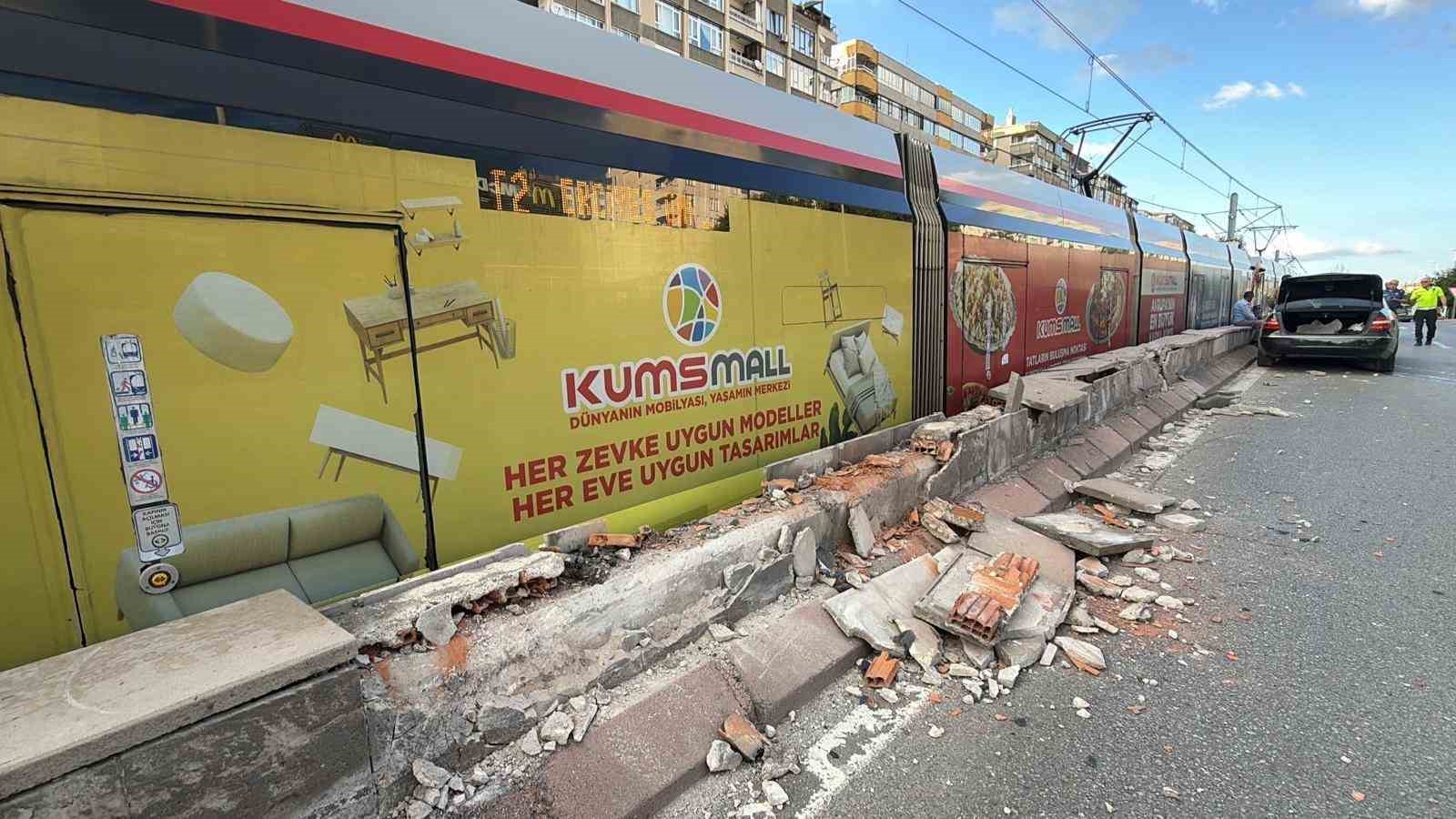 otomobilin carptigi refujden kopan taslar tramvaydan iceri girdi 4 yolcu yarali 4 JkwhNfVe