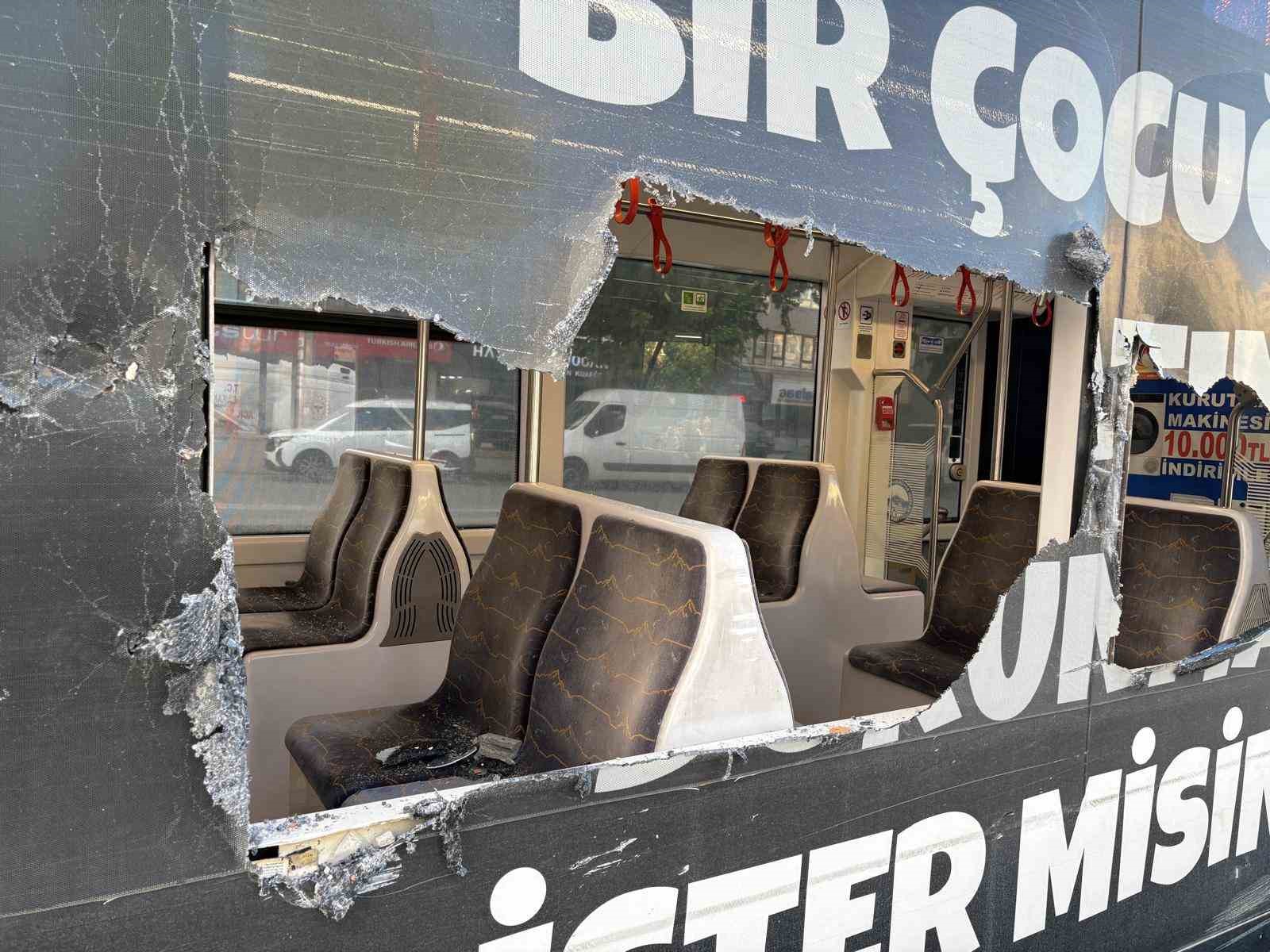 otomobilin carptigi refujden kopan taslar tramvaydan iceri girdi 4 yolcu yarali 5 hltjBBzB