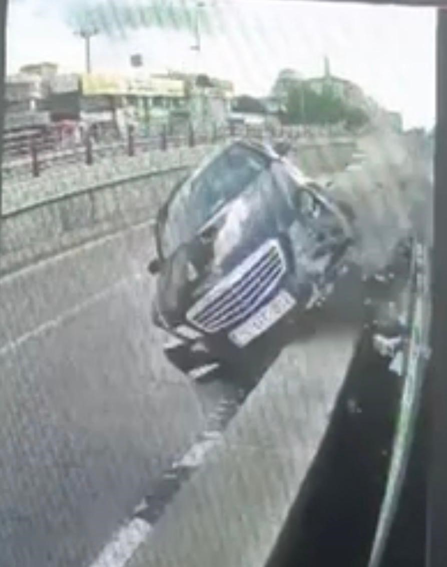 otomobilin carptigi refujden kopan taslar tramvaydan iceri girdi 4 yolcu yarali 6 T6QzFkl3