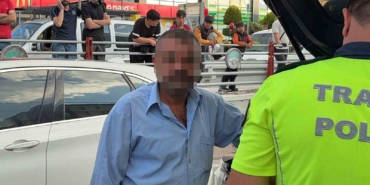 otomobilin-carptigi-refujden-kopan-taslar-tramvaydan-iceri-girdi-4-yolcu-yarali-qsjCXRZ2.jpg