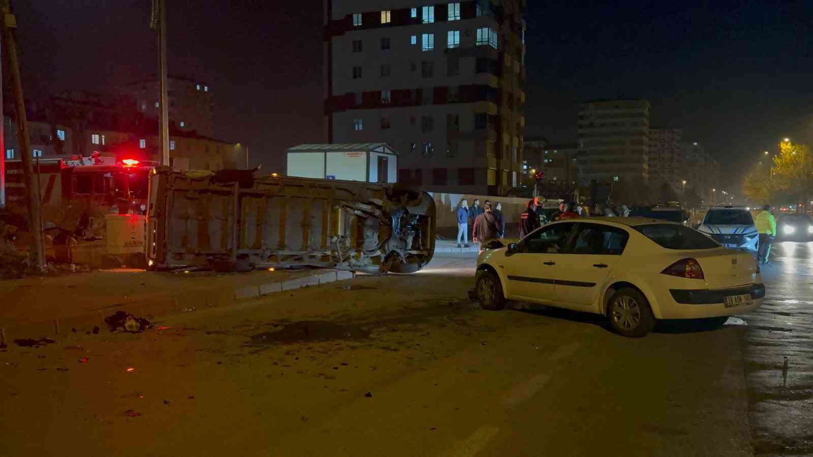 otomobilin carptigi servis yan yatti 2 yarali 2