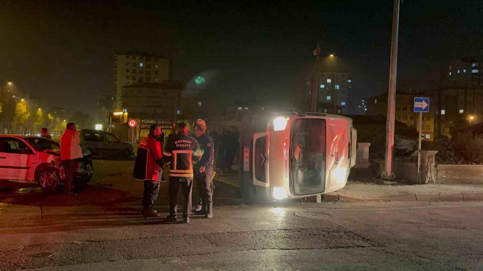otomobilin carptigi servis yan yatti 2 yarali 3 9DFiP6vK
