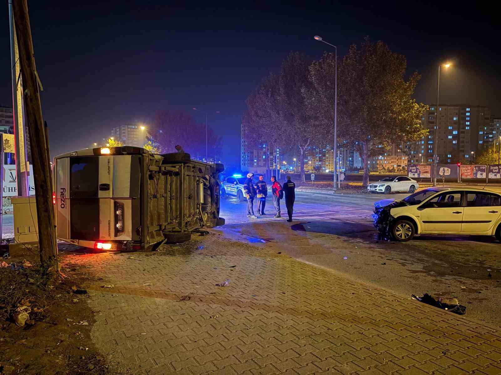 otomobilin carptigi servis yan yatti 2 yarali 4 JpiBHcnq