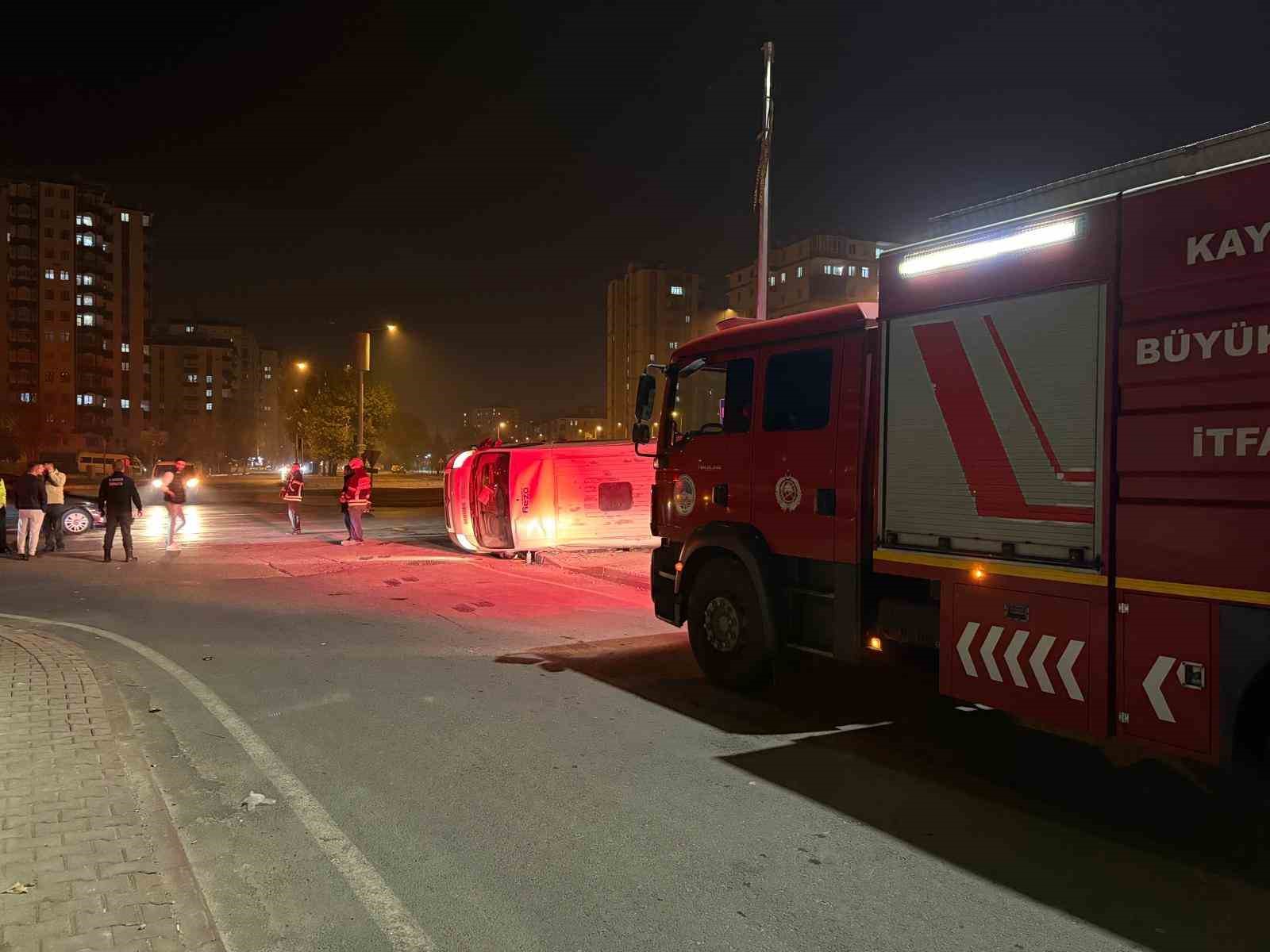 otomobilin carptigi servis yan yatti 2 yarali 5 YIBqecpH