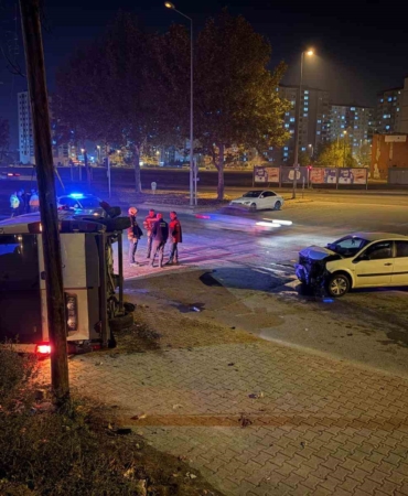 otomobilin-carptigi-servis-yan-yatti-2-yarali-FGSCgAnp.jpg
