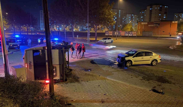 otomobilin-carptigi-servis-yan-yatti-2-yarali-FGSCgAnp.jpg