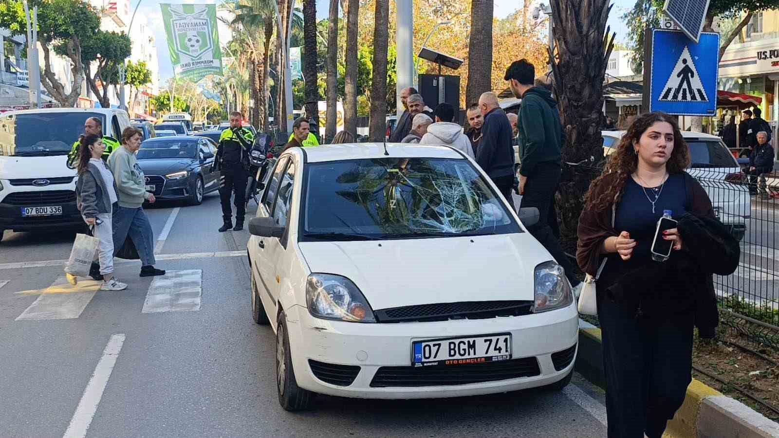 Otomobilin çarptığı yaşlı adam için seferber oldular 5 otomobilin carptigi yasli adam icin seferber oldular 1