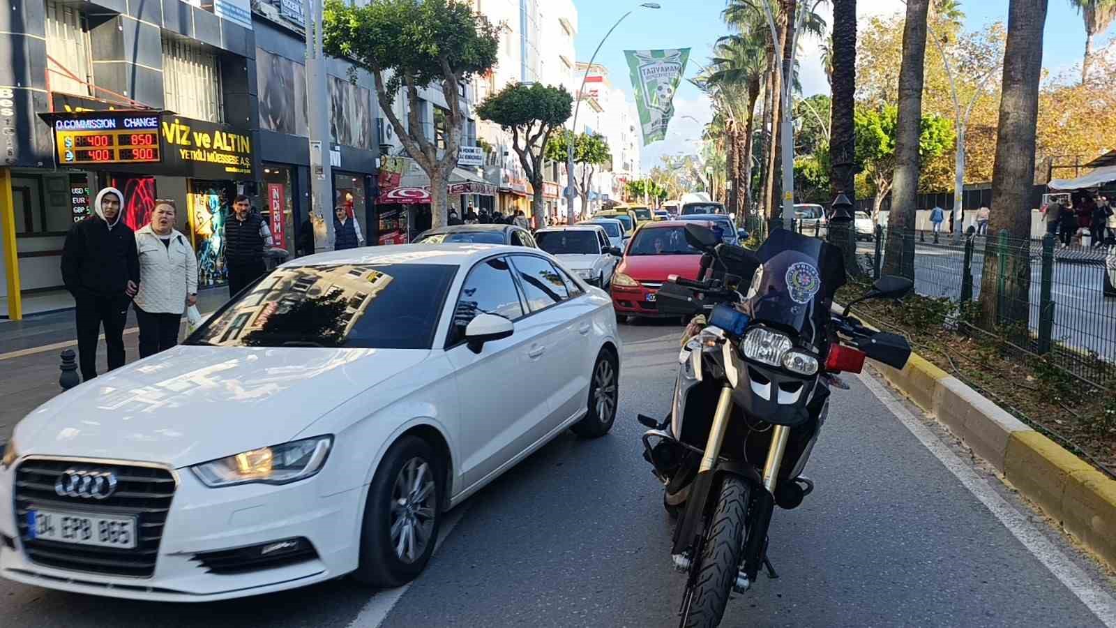 Otomobilin çarptığı yaşlı adam için seferber oldular 8 otomobilin carptigi yasli adam icin seferber oldular 4 BC3AqPzl