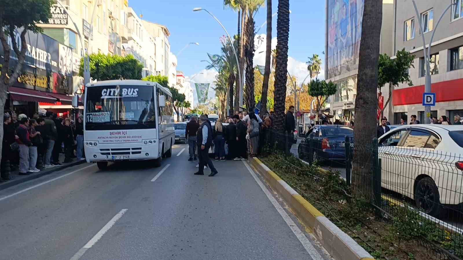 Otomobilin çarptığı yaşlı adam için seferber oldular 11 otomobilin carptigi yasli adam icin seferber oldular 7 yhu37ypj