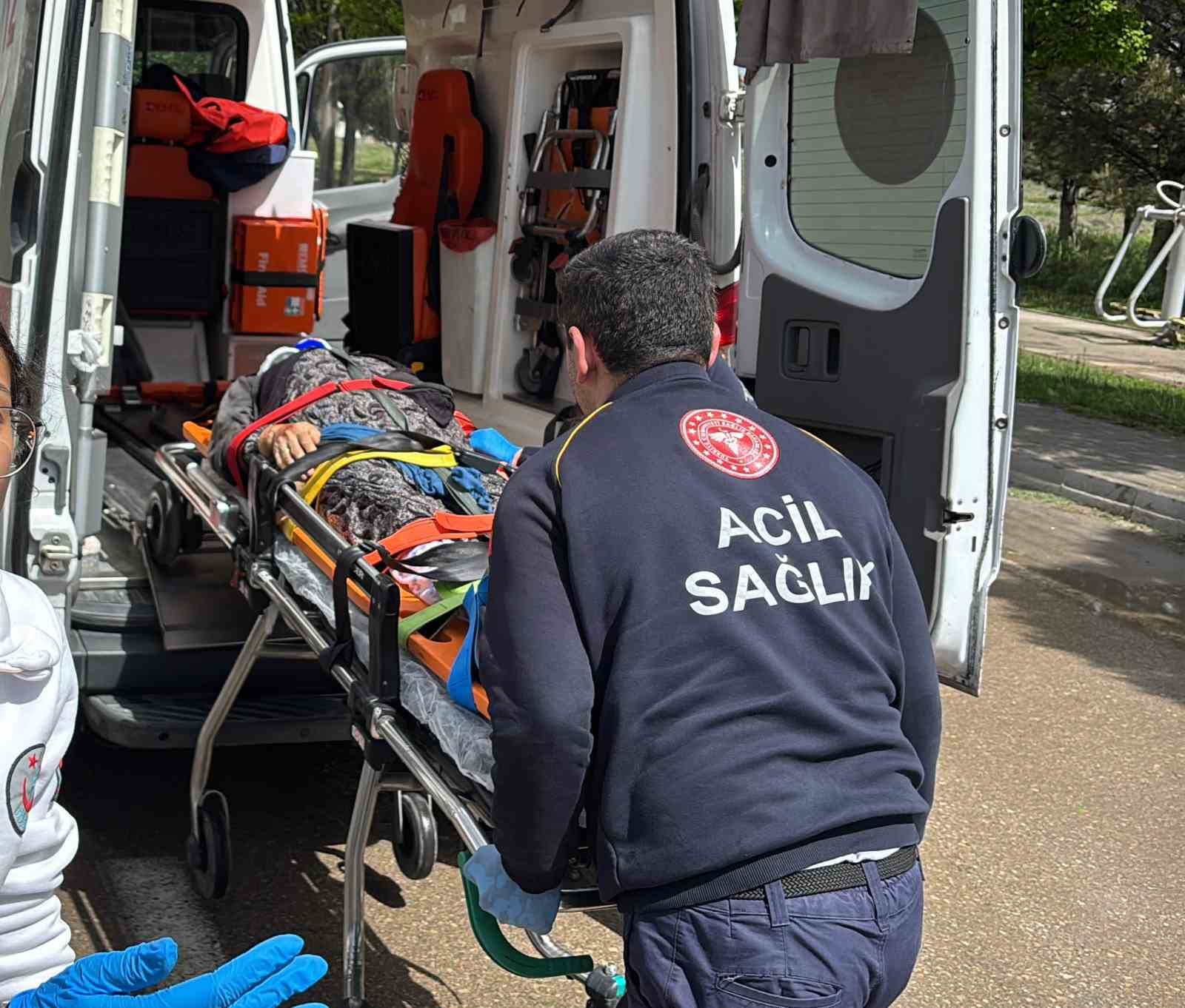 otomobilin carptigi yasli kadin agir yaralandi 1 n89tYAGW