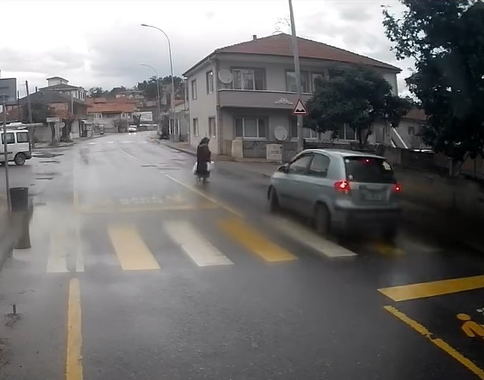 Otomobilin çarptığı yaşlı kadın hayatını kaybetti 6 otomobilin carptigi yasli kadin hayatini kaybetti 2 JlEUYPAM