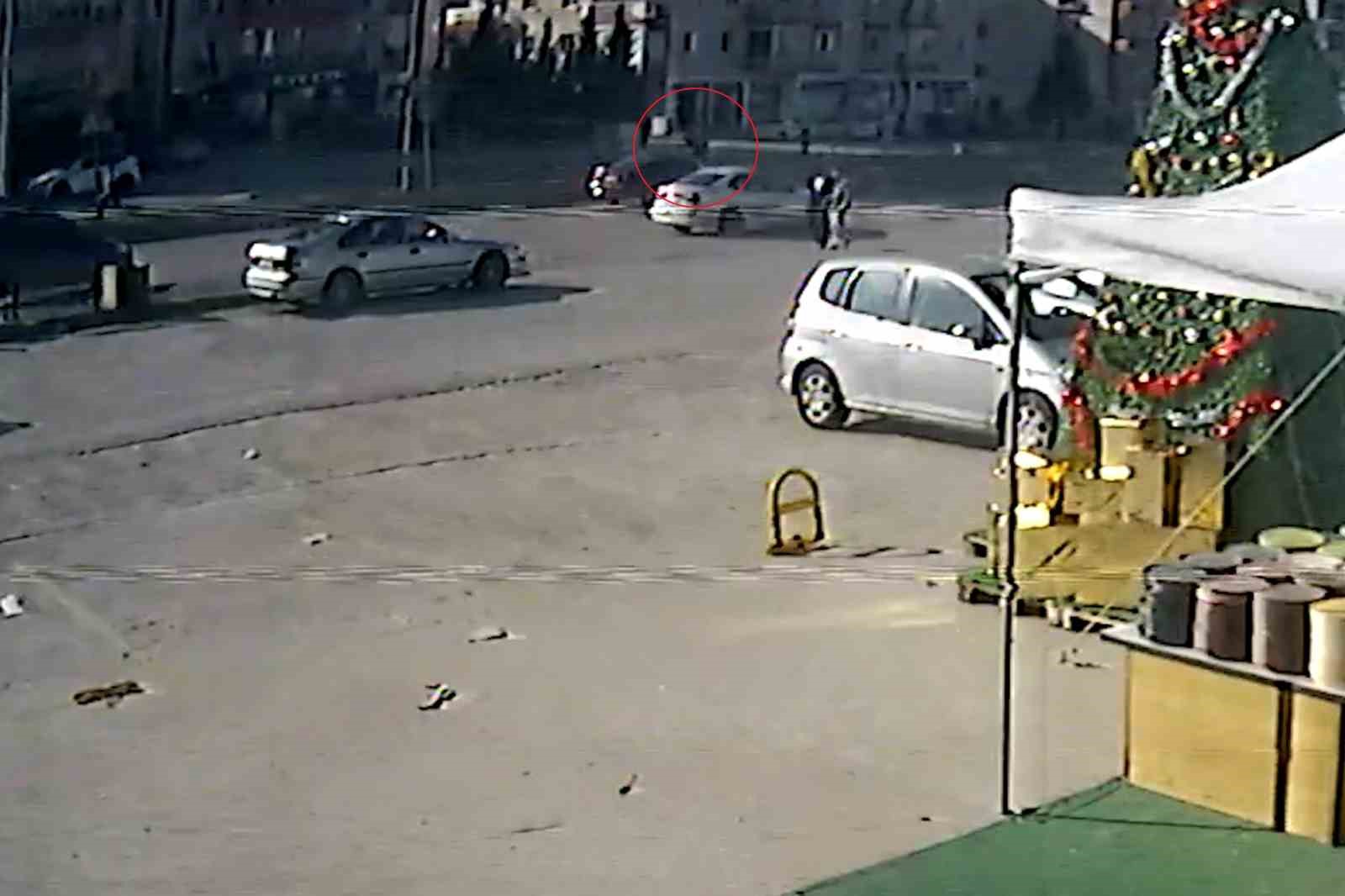 Otomobilin çarptığı yaşlı kadın metrelerce savruldu: O anlar kamerada 5 otomobilin carptigi yasli kadin metrelerce savruldu o anlar kamerada 1