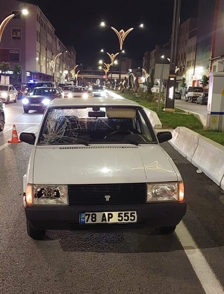 otomobilin carptigi yaya yaralandi 1