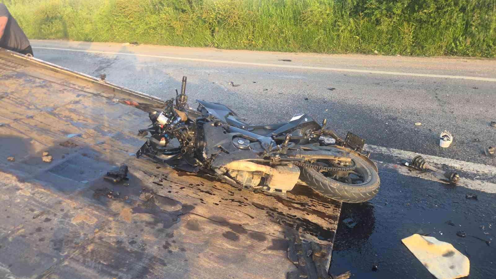 otomobilin devirdigi elektrik diregine motosiklet carpti 4 yarali 1 BP5KGSCw