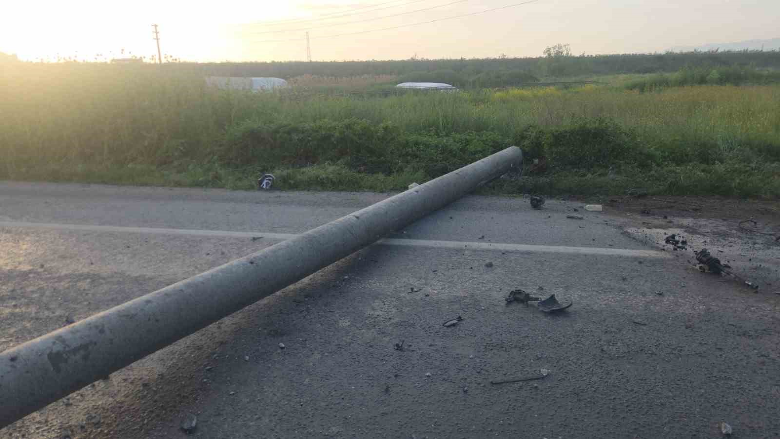 otomobilin devirdigi elektrik diregine motosiklet carpti 4 yarali 10 zFmywm3w