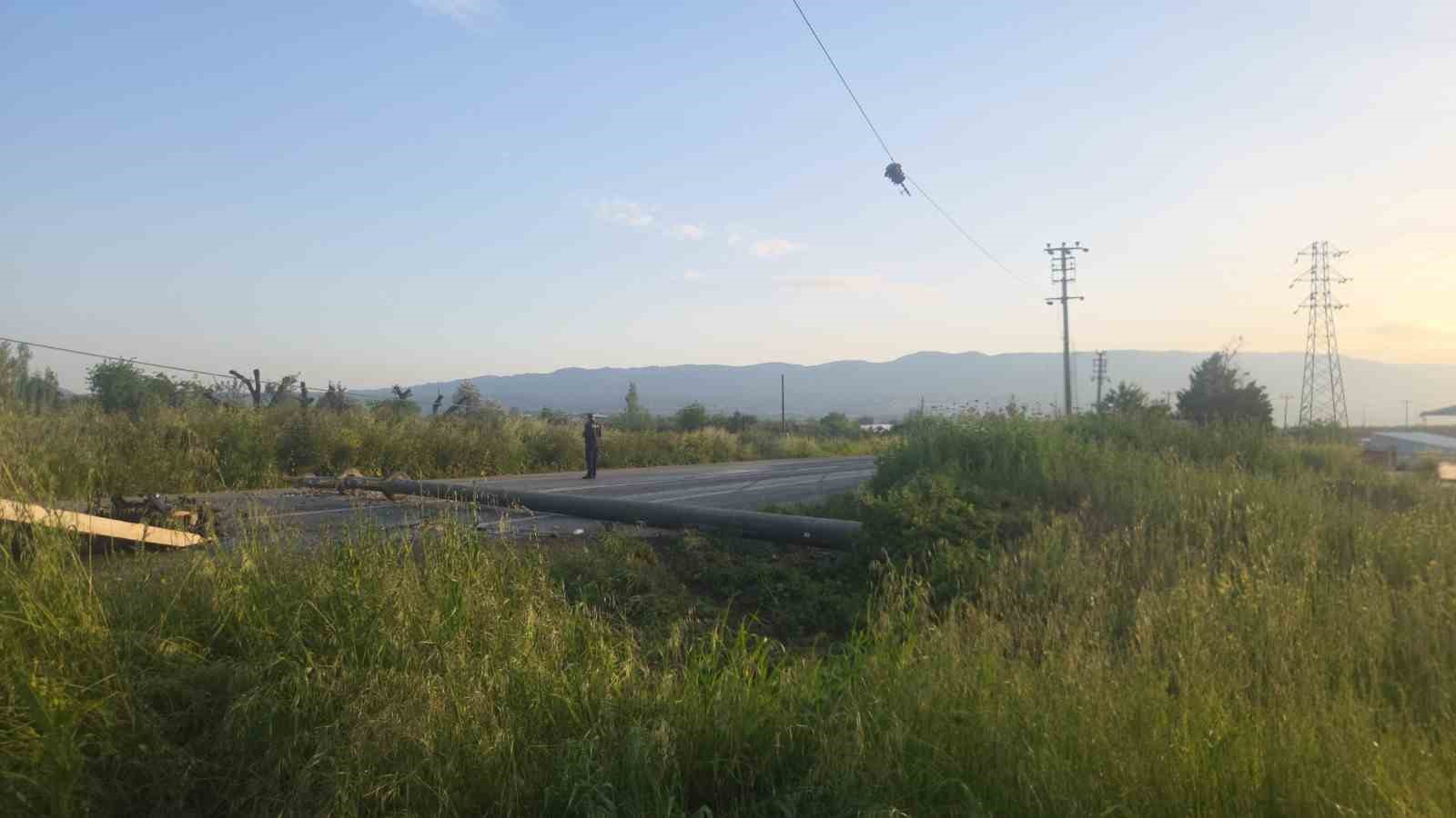 otomobilin devirdigi elektrik diregine motosiklet carpti 4 yarali 11 aec2lMGZ