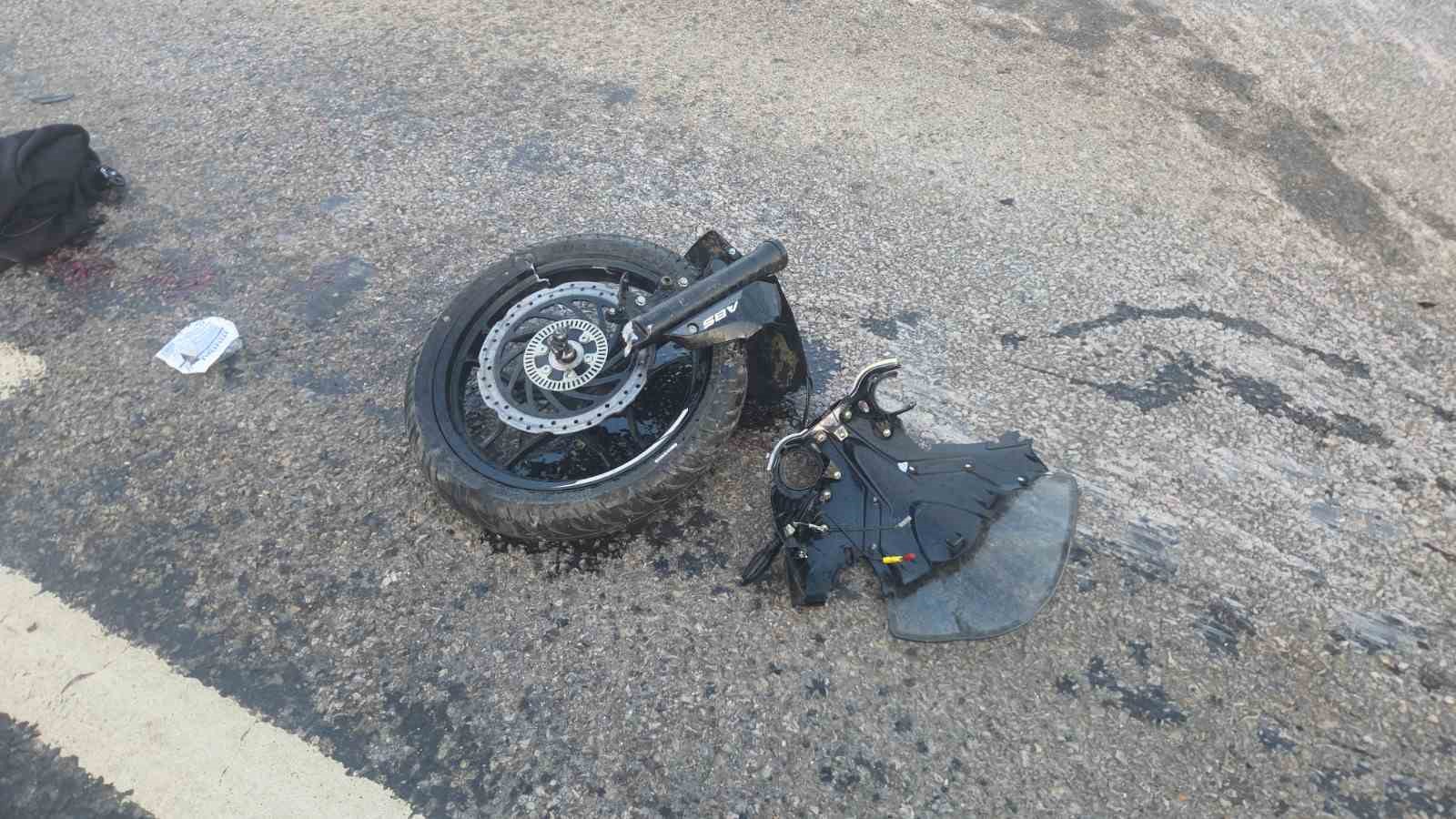 otomobilin devirdigi elektrik diregine motosiklet carpti 4 yarali 2 dcUecpmy