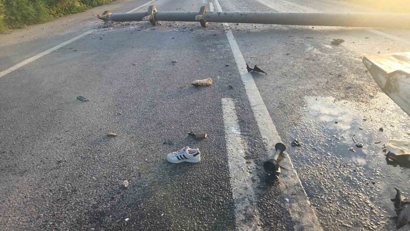 otomobilin devirdigi elektrik diregine motosiklet carpti 4 yarali 3 EQbdKDWN