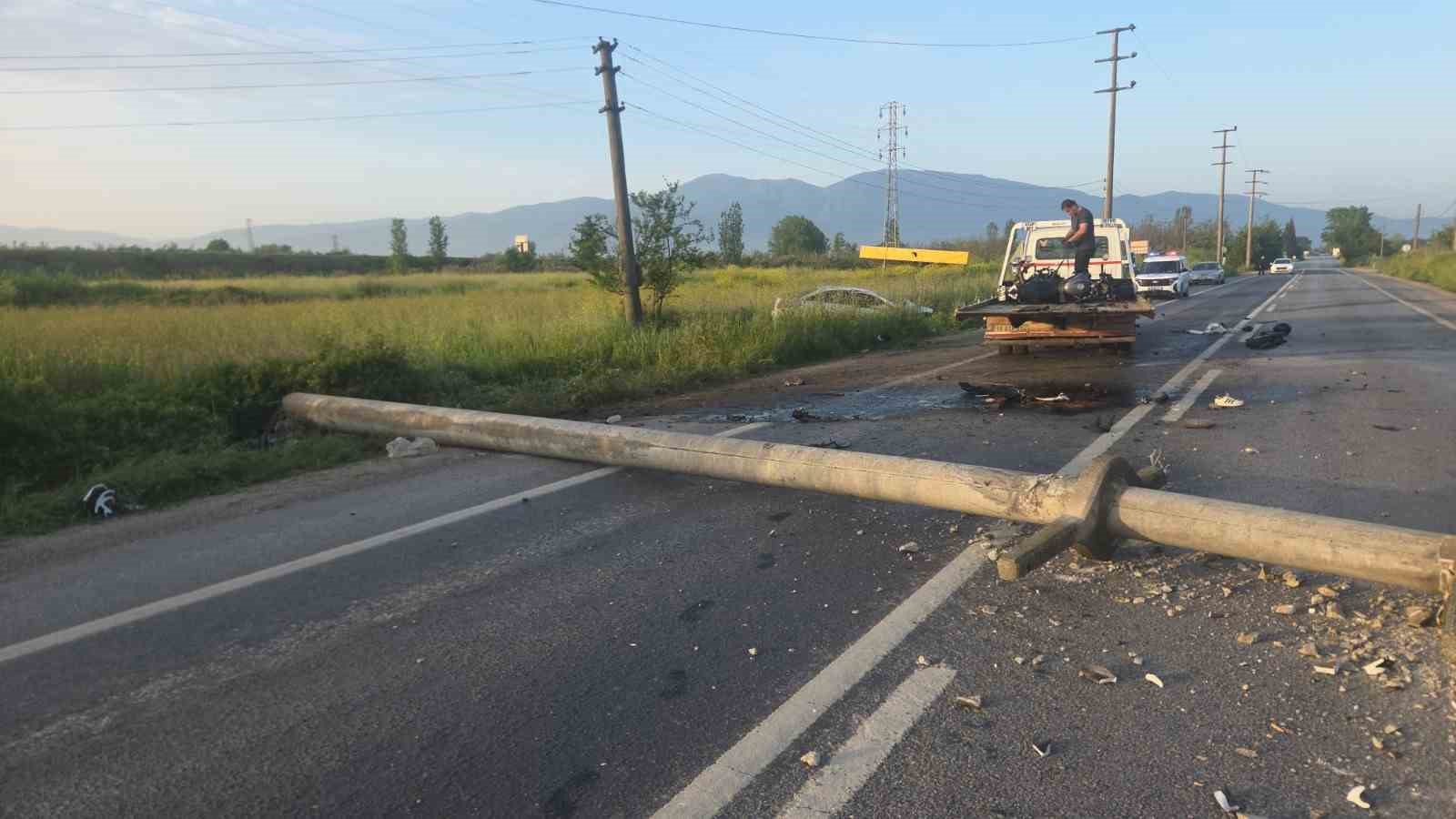otomobilin devirdigi elektrik diregine motosiklet carpti 4 yarali 4 W44bCWUh