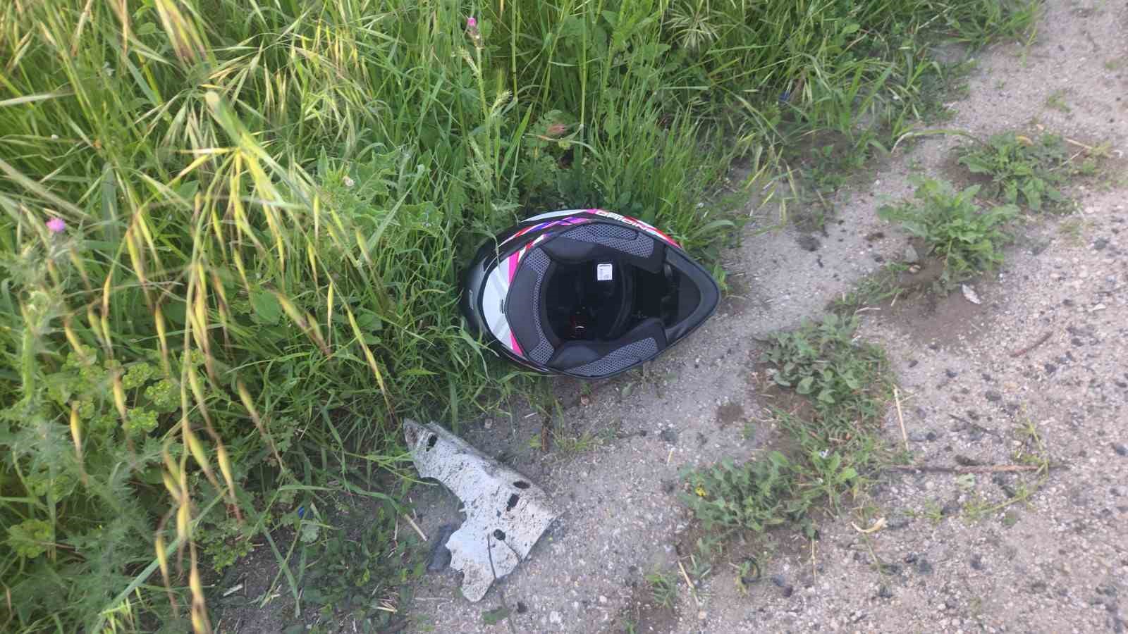 otomobilin devirdigi elektrik diregine motosiklet carpti 4 yarali 6 njjzic5O