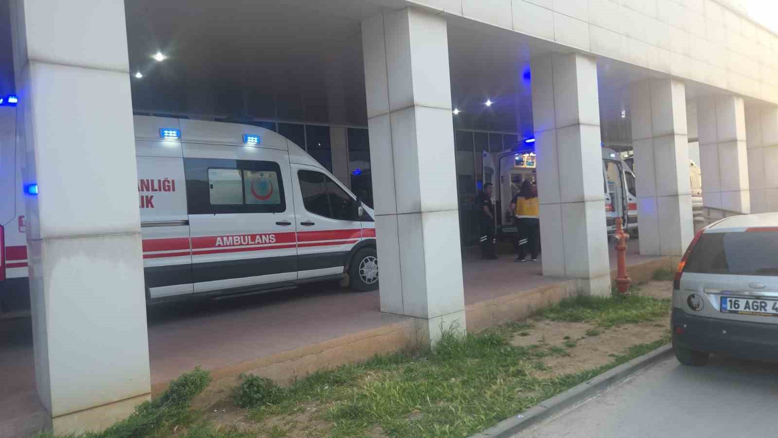 otomobilin devirdigi elektrik diregine motosiklet carpti 4 yarali 8 HVpQlrkK