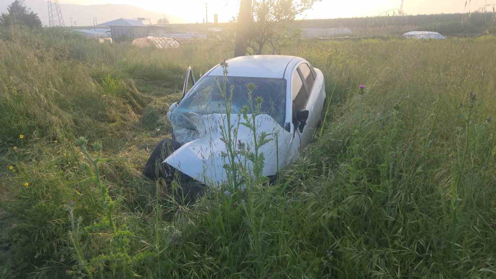 otomobilin devirdigi elektrik diregine motosiklet carpti 4 yarali 9 pla5nZVM