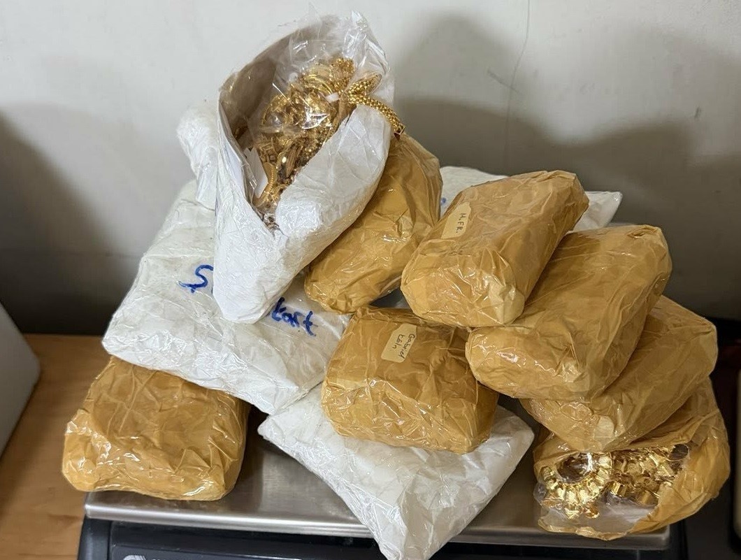 otomobilin gosterge panelinden gizli kasa cikti 32 kilogram altin ele gecti 0 E61ZmJTU