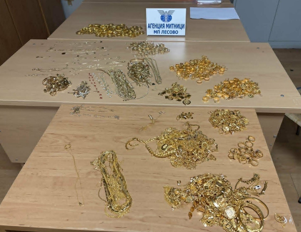 otomobilin gosterge panelinden gizli kasa cikti 32 kilogram altin ele gecti 1 nH7wNiVU