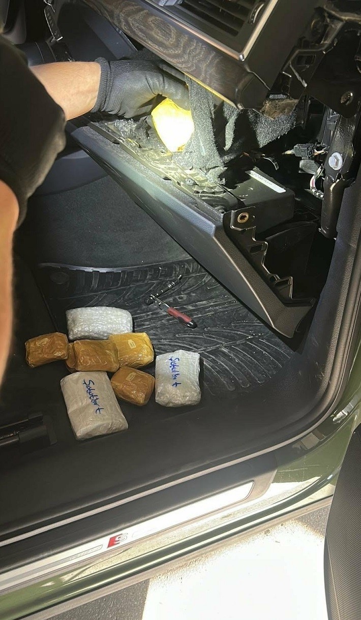 otomobilin gosterge panelinden gizli kasa cikti 32 kilogram altin ele gecti 2 D4Cj9vmw